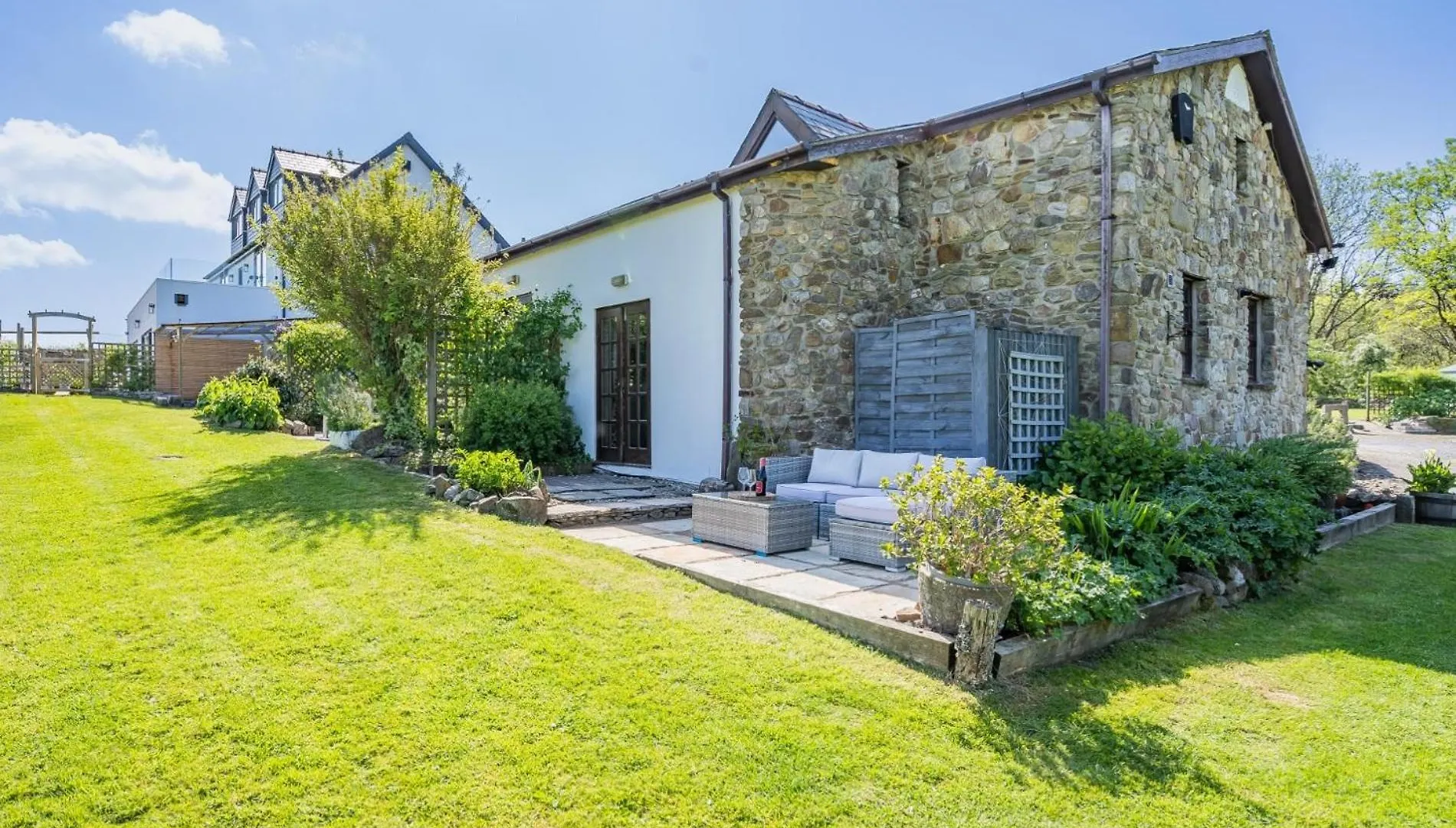 1 Bed Property In Gower 77981 Penclawdd 0*,